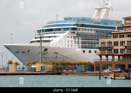 Coral Princess bateau de croisière au port d'Oranjestad, Aruba Banque D'Images