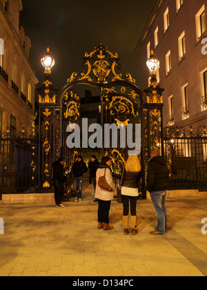 Portes de Abercrombie et Fitch sur les Champs-Elysées, Paris. Banque D'Images