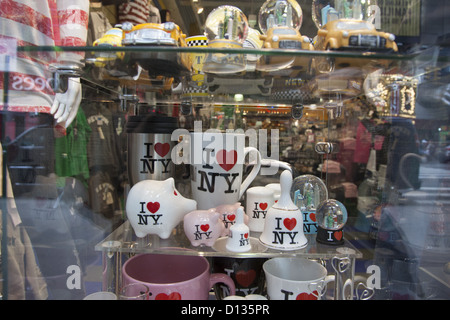 Souvenirs affiché dans la vitrine d'un magasin de la ville de New York. Banque D'Images