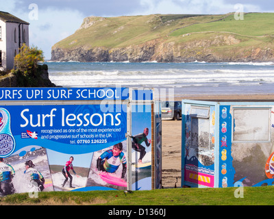 Un surf sur la plage de Polzeath van, Cornwall, UK. Banque D'Images