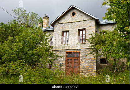 Vieille maison traditionnelle à Nymfaio village en Grèce Banque D'Images