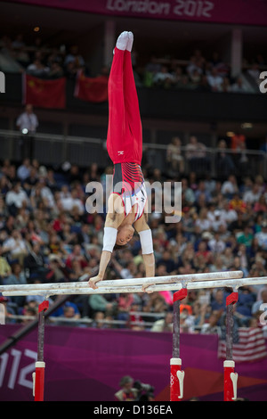 Kazuhito Tanaka (JPN) qui font concurrence aux barres parallèles durant la finale de l'équipe masculine des Jeux Olympiques de 2012, Londres Banque D'Images