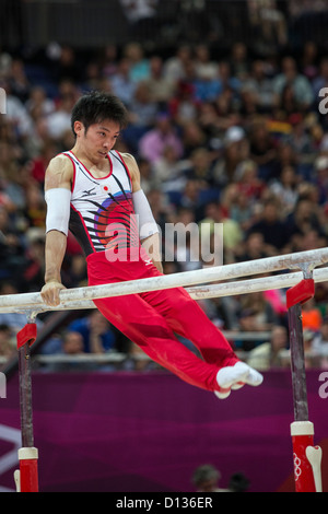 Kazuhito Tanaka (JPN) qui font concurrence aux barres parallèles durant la finale de l'équipe masculine des Jeux Olympiques de 2012, Londres Banque D'Images