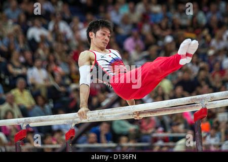 Kazuhito Tanaka (JPN) qui font concurrence aux barres parallèles durant la finale de l'équipe masculine des Jeux Olympiques de 2012, Londres Banque D'Images