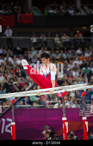 Kazuhito Tanaka (JPN) qui font concurrence aux barres parallèles durant la finale de l'équipe masculine des Jeux Olympiques de 2012, Londres Banque D'Images