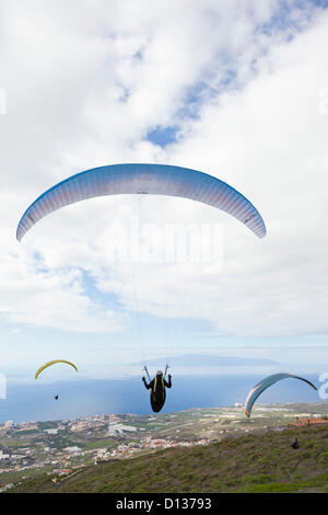 Concurrents au point de sauter au-dessus de la côte à l'Open International de parapente la concurrence dans Adeje, Tenerife, Canaries. 6e à 9e décembre 2012. 110 concurrents de 14 nationalités différentes participent à l'événement. Banque D'Images