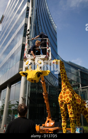 Berlin, Allemagne, les artisans à la girafe Lego chez Sony Center, un nouveau chef Banque D'Images