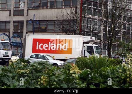 L'Islande un chariot qui se déplace le long d'une route à Londres, le trafic entre les Banque D'Images
