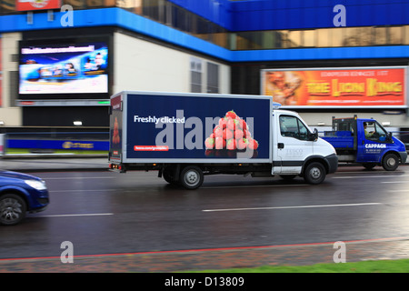 Un chariot qui se déplace le long d'un Tesco Road à Londres Banque D'Images