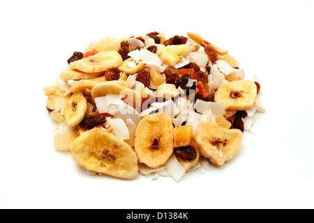 Fruits secs mélangés sur un fond blanc Banque D'Images