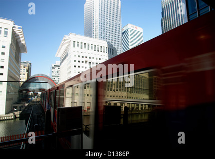 Londres, Royaume-Uni, un train part de Canary Wharf Banque D'Images