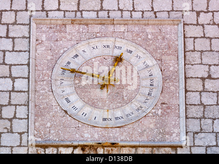 Stony réveil mentionné pour la première fois en 1538 sur l'hôtel de ville en ville Krk avec mains d'or et romain cadran d'horloge. La Croatie Banque D'Images