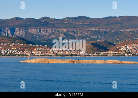 Vue sur pont sur île de Krk sur port en face de la ville de Crikvenica, Croatie. Banque D'Images