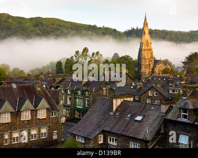 Sur les toits vue vers l'église et brume matinale à Ambleside Cumbria Lake District National Park England UK Banque D'Images