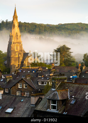 Sur les toits vue vers l'église et brume matinale à Ambleside Cumbria Lake District National Park England UK Banque D'Images