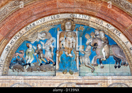 Italie, Vénétie, Vérone, Cathédrale Santa Maria Matricorale, scène de la Nativité, l'Adoration des Mages, Détail de la façade de la porte Banque D'Images