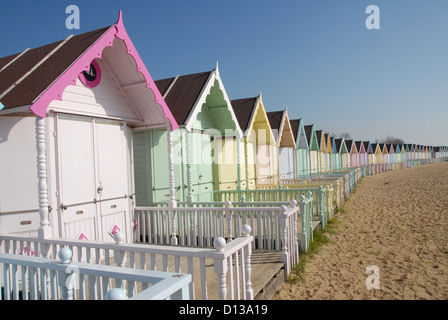 Cabines de plage nouvellement peintes à West Mersea Essex UK Banque D'Images