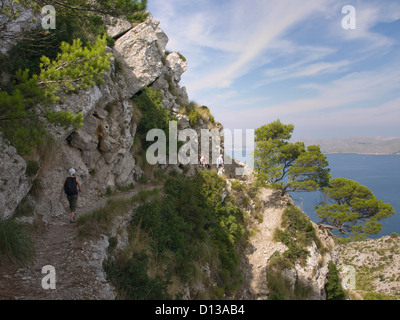 Le sentier de randonnée de la montagne Talàia d' Alcudia en Majorque Espagne avec vue sur la baie de Pollenca Banque D'Images