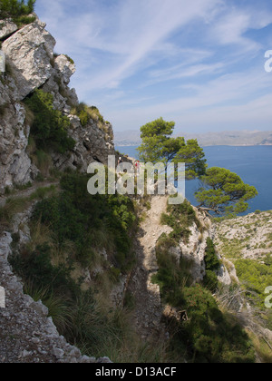 Le sentier de randonnée de la montagne Talàia d' Alcudia en Majorque Espagne avec vue sur la baie de Pollenca Banque D'Images