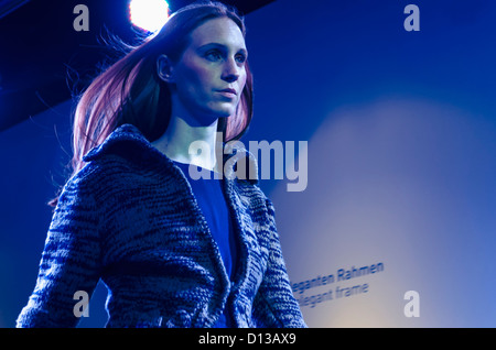 IFA - International Consumer Electronics, à Berlin, Allemagne - modèle féminin faisant catwalk au fashion show Banque D'Images