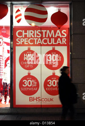 Vente panneaux dans les vitrines des magasins sur OXFORD STREET LONDON ENGLAND UK VENTE 06 Décembre 2012 Banque D'Images
