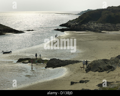 Les gens s'amuser dans l'après-midi sur rocky Borth-y-Gest, Porthmadog, Pays de Galles, UK avec soleil sur mer chatoyante Banque D'Images