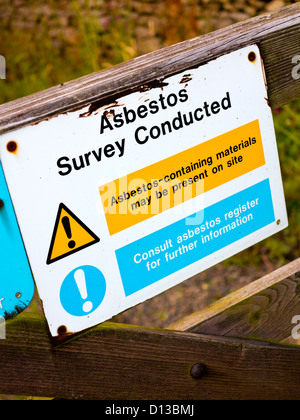 Enquête menée à l'amiante signe de danger à l'extérieur d'un bâtiment, dans le Yorkshire, England UK Banque D'Images