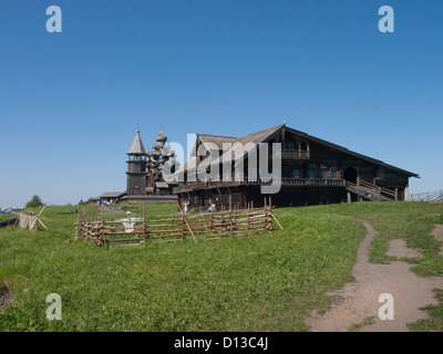 Le musée en plein air de Kizhi sur l'île dans le lac Onega en Russie et de l'épouvantail farm house en face de l'Pogost Banque D'Images
