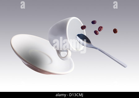 Relevant avec la tasse de café et soucoupe cuillère, quelques haricots Banque D'Images