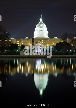 Le Capitole arbre de Noël est vu après avoir été allumé par la présidente de la Chambre John Boehner, le 4 décembre 2012 à Washington, DC. L'arborescence est une épinette d'Engelmann de Colorado's White River National Forest. Banque D'Images