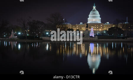 Le Capitole arbre de Noël est vu après avoir été allumé par la présidente de la Chambre John Boehner, le 4 décembre 2012 à Washington, DC. L'arborescence est une épinette d'Engelmann de Colorado's White River National Forest. Banque D'Images