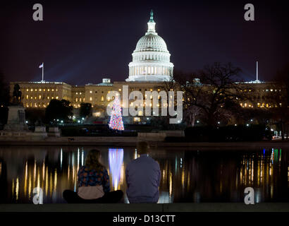 Le Capitole arbre de Noël est vu après avoir été allumé par la présidente de la Chambre John Boehner, le 4 décembre 2012 à Washington, DC. L'arborescence est une épinette d'Engelmann de Colorado's White River National Forest. Banque D'Images