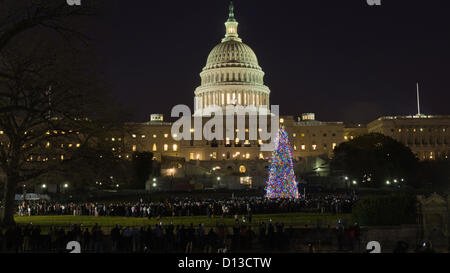 Le Capitole arbre de Noël est vu après avoir été allumé par la présidente de la Chambre John Boehner, le 4 décembre 2012 à Washington, DC. L'arborescence est une épinette d'Engelmann de Colorado's White River National Forest. Banque D'Images