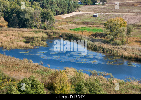 Vue de la rivière Ros Mar'in cliff en automne. Centre de l'Ukraine. Banque D'Images