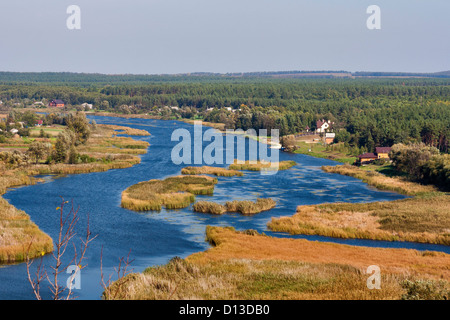 Vue de la rivière Ros Mar'in cliff en automne. Centre de l'Ukraine. Banque D'Images