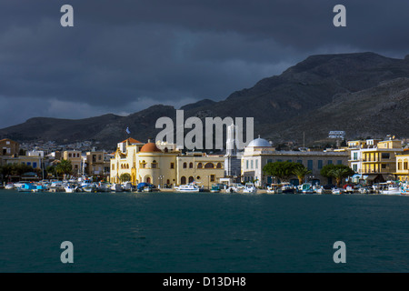 Pothia, Kalymnos, Grèce, ville avec de gros nuages derrière, les montagnes Banque D'Images