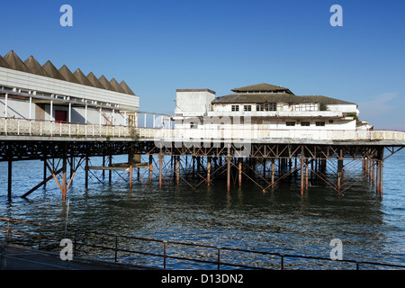 L'ancienne jetée de Victoran délabré à Colwyn Bay, au nord du Pays de Galles. Banque D'Images