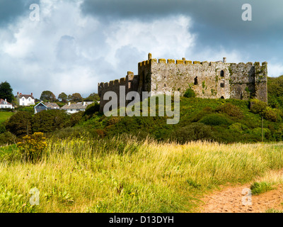 Château de Manorbier un château normand sur la côte près de gallois à Tenby, Pembrokeshire construit par William de Barri dans le douzième siècle Banque D'Images