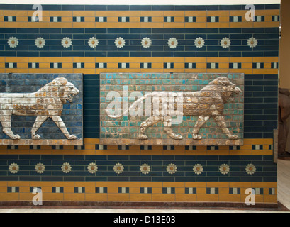 Les musées d'Archéologie d'Istanbul, carreaux émaillés d'images de la procession et de la rue de la porte d'Ishtar de Babylone Banque D'Images