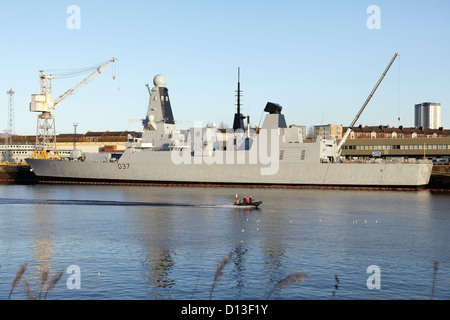 HMS Duncan, Royal Navy Type 45 Destroyer et un bateau gonflable SEPA sur la rivière Clyde au chantier naval de BAE Systems, Scotstoun, Glasgow, Écosse, Royaume-Uni Banque D'Images