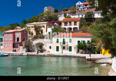 Village traditionnel de pêcheurs d'Assos à l'île de Céphalonie en Grèce Banque D'Images