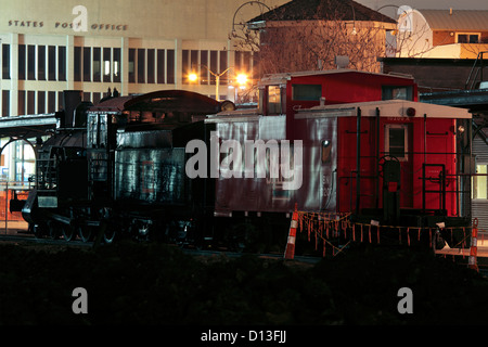 Vieille locomotive et un wagon de l'extérieur de nous Bureau de poste. Banque D'Images