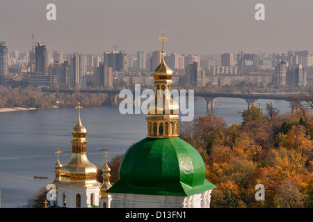 Aperçu de Kiev avec Dniepr, pont Paton et Kiev Pechersk Lavra coupole. Banque D'Images