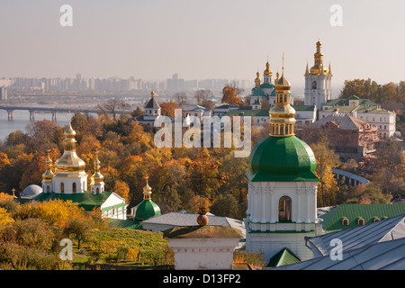 Aperçu de Kiev avec Dniepr, pont Paton, Kiev Pechersk Lavra et Vydubichi monastère. Banque D'Images