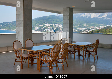 Café dans l''hôtel Yalta Intourist avec vue de Yalta. L'Ukraine. Banque D'Images