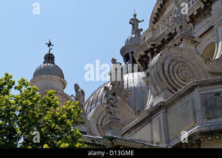 Vue partielle de la cathédrale Santa Maria della Salute à Venise, Italie Banque D'Images