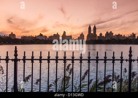 Central Park West, lac, Skyline , Manhattan, New York, Banque D'Images