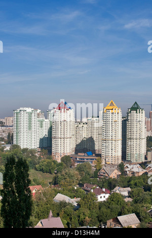 Moderne typique des immeubles d'habitation à Kiev, Ukraine Banque D'Images