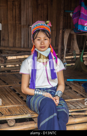 Baidjan femme membre de hilltribe village Padong Karen près de Chiang Rai, dans le nord de la Thaïlande, un des réfugiés birmans du Myanmar Banque D'Images