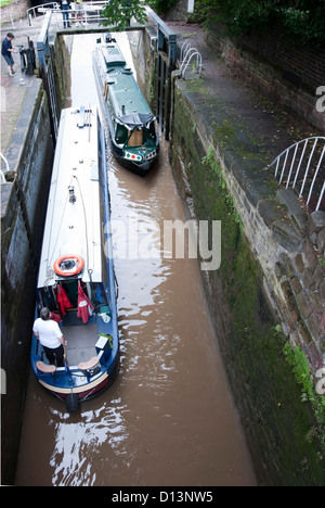 Bateaux étroits passant dans une serrure sur le canal de Shropshire Union à Chester Banque D'Images